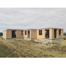 Rohbau eines Hauses mit Ziegelsteinen und Betonfundament.