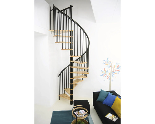 Wendeltreppe aus Holz und Metall in einem Wohnraum