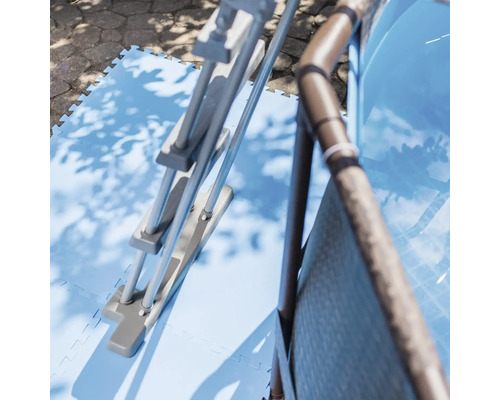 Schwimmbadleiter und Pool auf blauen Poolmatten