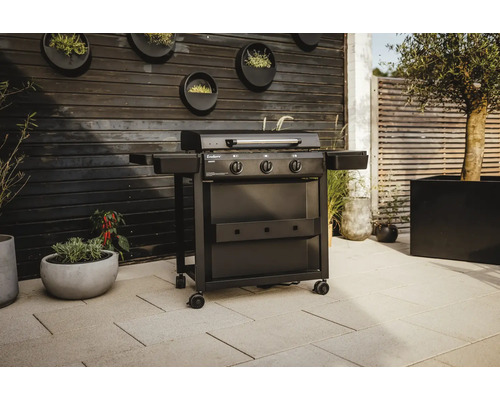 Schwarzer Gasgrill im Außenbereich mit Ablageflächen und Rollen