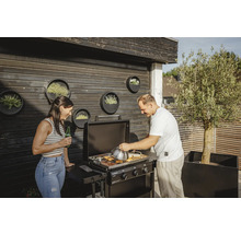 Szene mit einem Paar beim Grillen auf einem schwarzen Enders Gasgrill im Freien