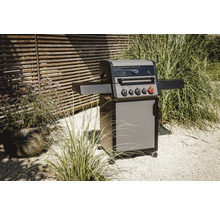 Gasgrill mit vier Brennern und Seitenablagen im Garten