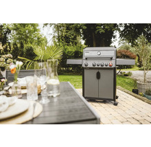Gasgrill im Garten mit Tisch und Pflanzen