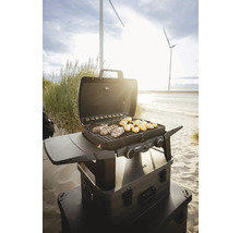 Tragbarer Gasgrill mit Fleisch und Kartoffeln am Strand