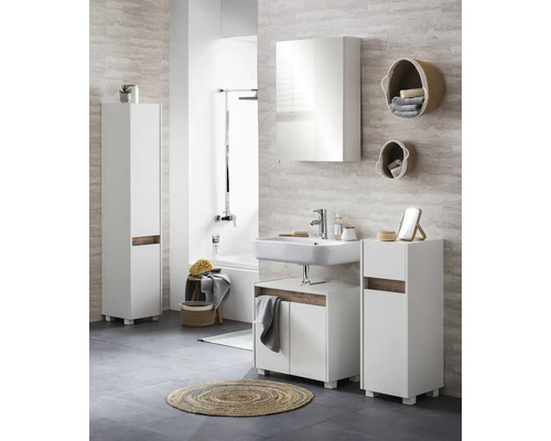 Helles Badezimmer mit weißen Badmöbeln, Waschbecken, Spiegelschrank und dekorativen Körben.