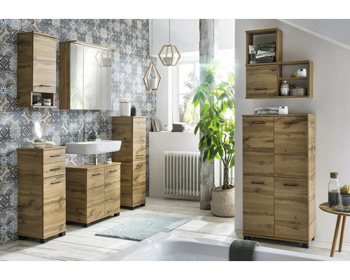 Helles Badezimmer mit Holzmöbeln und floral gemusterter Wand