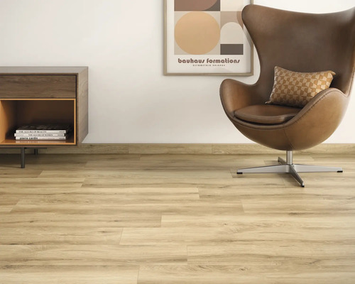 Helles Wohnzimmer mit Laminatboden, Sessel und Kommode