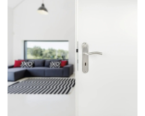 Geöffnete weiße Tür mit einem silberfarbenen Türgriff in einem hellen Wohnraum