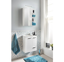 Modernes Badezimmer mit weißem Waschtischunterschrank, Spiegelschrank und blau gemusterter Badematte