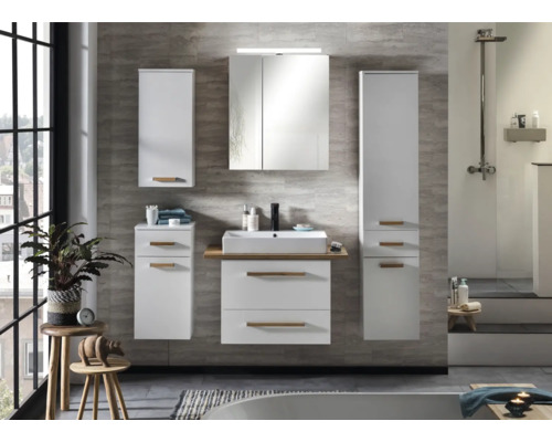 Badezimmer mit Waschtisch, Spiegelschrank und Hochschränken