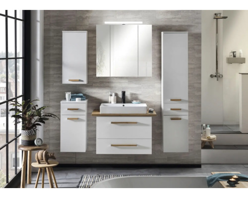 Badezimmer mit Waschbecken, Spiegelschrank und Hochschränken in hellem Design