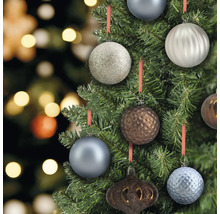 Dekorierter Weihnachtsbaum mit Christbaumkugeln.