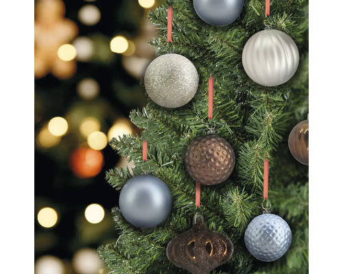 Dekorierter Weihnachtsbaum mit Christbaumkugeln.
