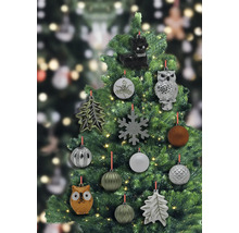 Geschmückter Weihnachtsbaum mit Christbaumkugeln und Figuren