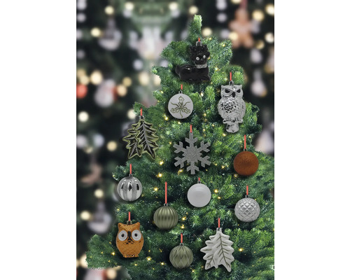 Geschmückter Weihnachtsbaum mit Christbaumkugeln und Figuren