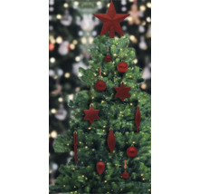Geschmückter Christbaum mit rotem Christbaumschmuck und Lichterkette