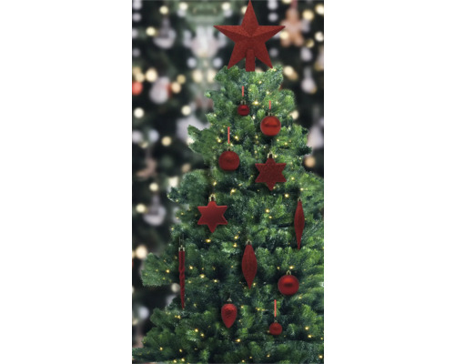 Geschmückter Christbaum mit rotem Christbaumschmuck und Lichterkette