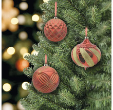 Weihnachtsbaum geschmückt mit roten Christbaumkugeln mit dekorativen Mustern