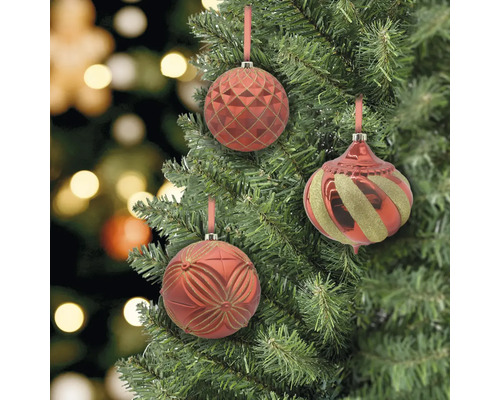 Weihnachtsbaum geschmückt mit roten Christbaumkugeln mit dekorativen Mustern