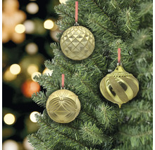 Drei Christbaumkugeln mit verschiedenen Mustern hängen an einem Weihnachtsbaum.
