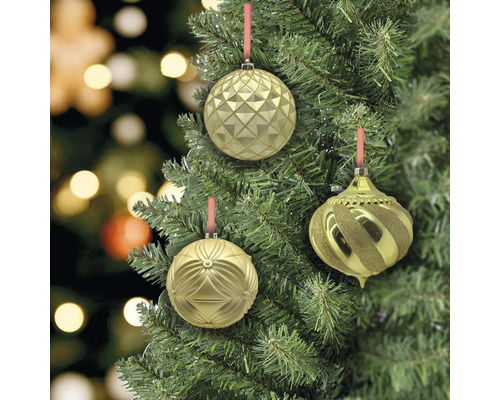 Drei Christbaumkugeln mit verschiedenen Mustern hängen an einem Weihnachtsbaum.