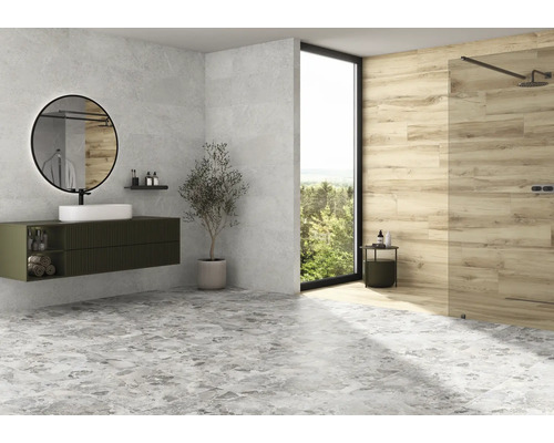 Modernes Badezimmer mit Waschbecken, Spiegel, Dusche und Fliesen