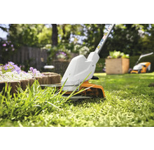 Rasentrimmer im Einsatz zum Trimmen von Gras