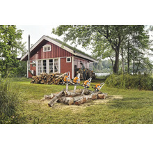 Szene mit vier Motorsägen, einem Holzstapel und einem Holzhaus im Freien