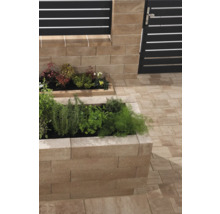 Gartenanlage mit Pflanzenkübel aus Betonsteinen, Pflastersteinen und Zaunelementen