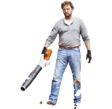 Mann benutzt einen Laubbläser von Stihl im Garten.