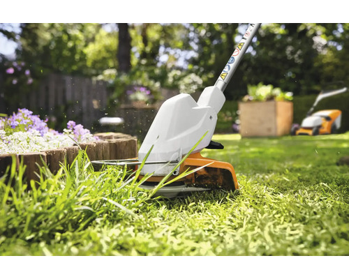 Rasentrimmer im Einsatz zum Kantenschneiden im Garten