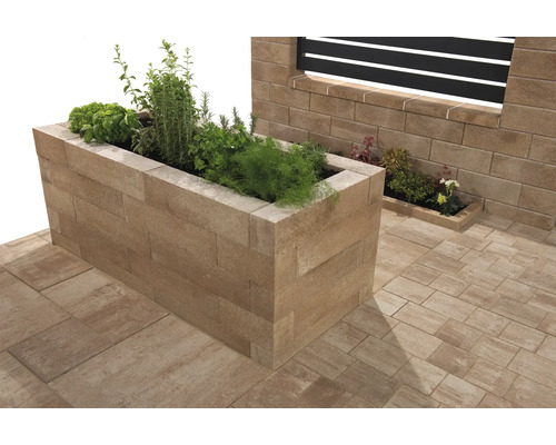Hochbeet aus Betonsteinen mit Bepflanzung im Garten