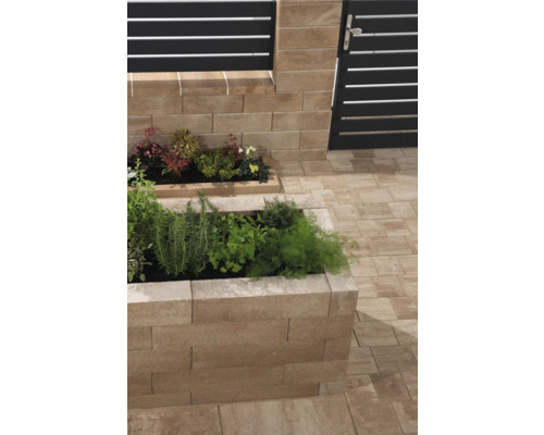 Garten mit Pflastersteinen, Mauer und Pflanzenkübel aus Betonsteinen