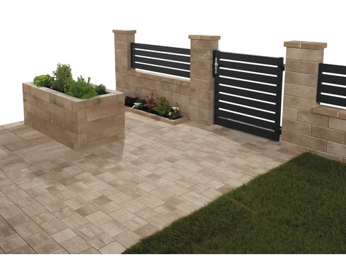 Garten mit Pflastersteinen, Mauer, Pflanzkasten und Gartentor