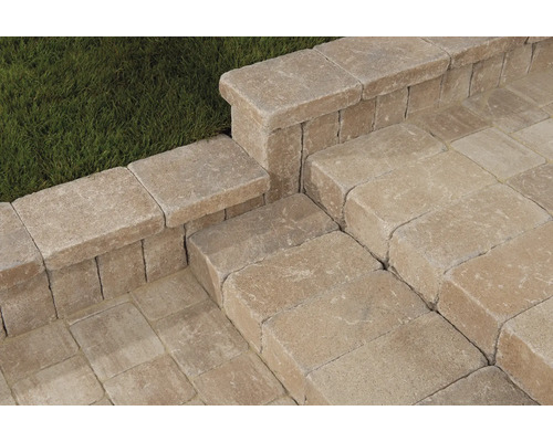 Treppe aus Pflastersteinen im Garten