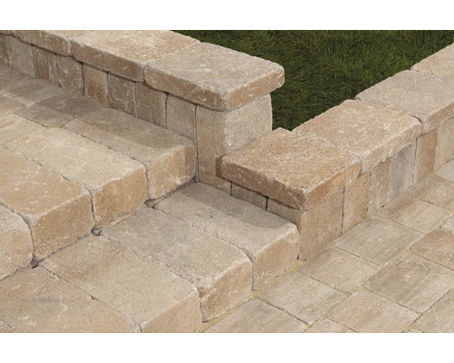 Treppe und Mauer aus Betonsteinen im Garten