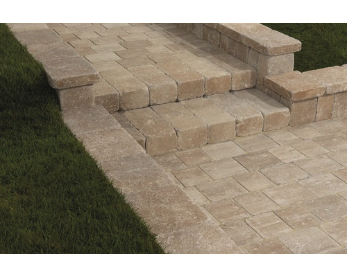 Treppe und Gehweg aus Pflastersteinen im Außenbereich