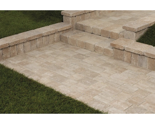 Garten mit Pflastersteinen, Treppe und Rasen