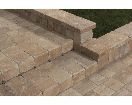 Treppe und Mauer aus Steinblöcken im Außenbereich