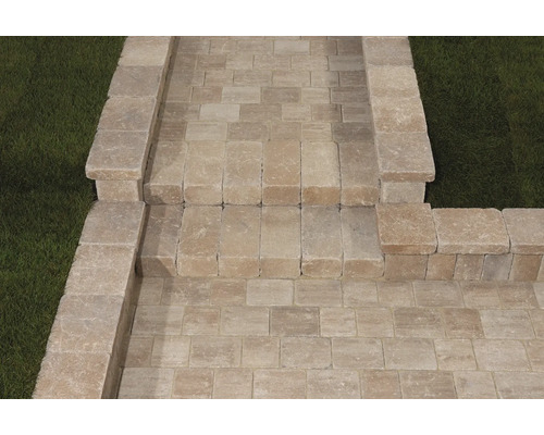 Treppe aus Pflastersteinen im Garten