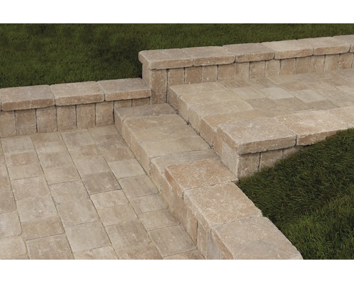 Pflastersteine und Stufen aus Stein im Garten