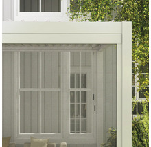 Detailansicht einer überdachten Terrasse mit Moskitonetz