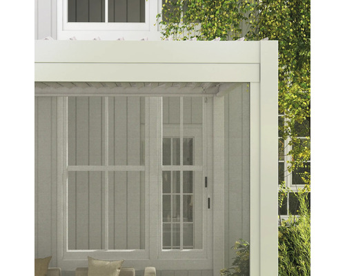 Detailansicht einer überdachten Terrasse mit Moskitonetz