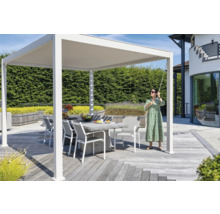 Terrasse mit Pergola, Tisch und Stühlen im Garten