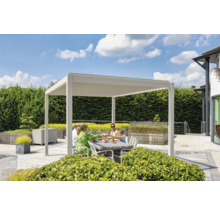 Familie sitzt unter einer Terrassenüberdachung im Garten.