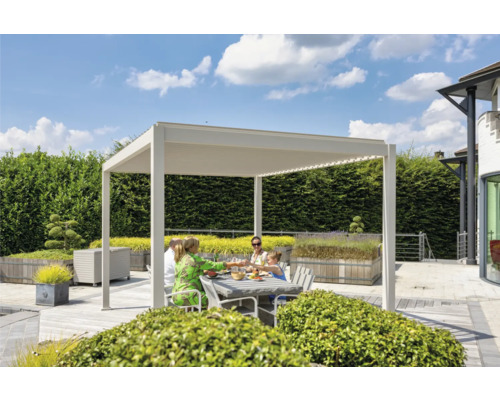 Familie sitzt unter einer Terrassenüberdachung im Garten.