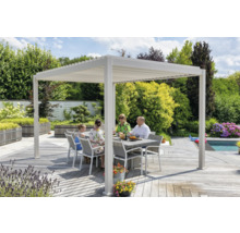 Szene im Garten mit Pergola, Esstisch und Familie