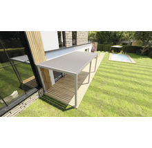 Terrasse mit Pergola und Swimmingpool im Garten