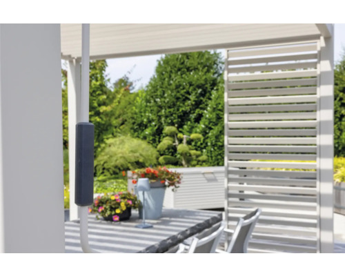 Szene einer Terrassenüberdachung mit Jalousien und Gartendekoration