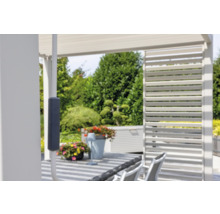 Terrasse mit Pergola und Lamellenwand als Sichtschutz